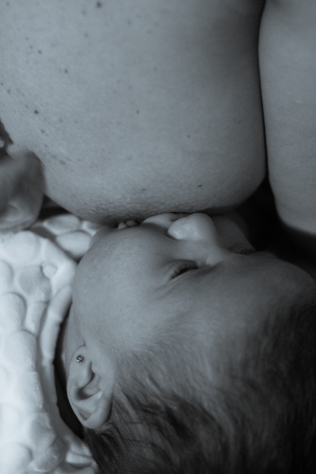 Tips for breastfeeding with large boobs – Nyonyesha